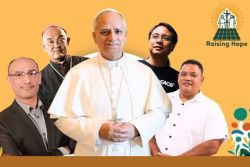 Leo XIV umrahmt von 4 Männern