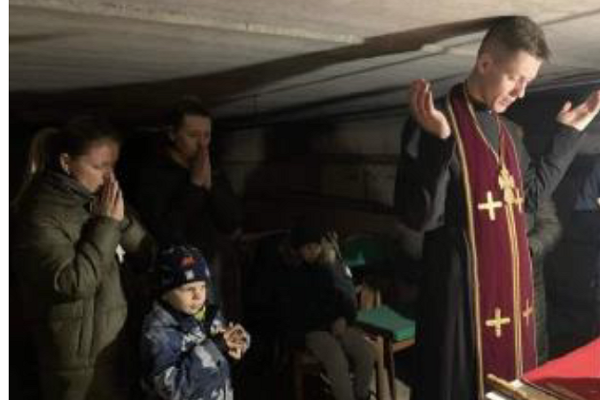 Priester u. Betende im Keller