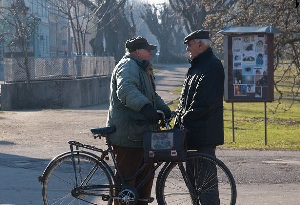 Ältere Männer draußen im Gespräch