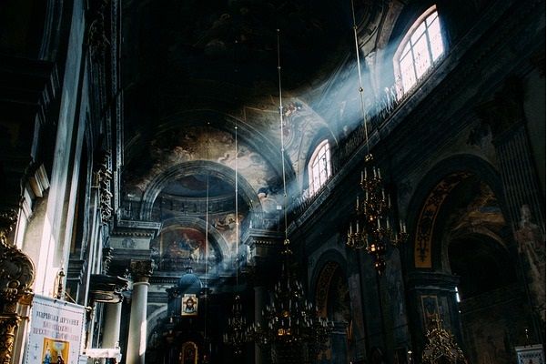 Lichtstrahl in dunklen Raum